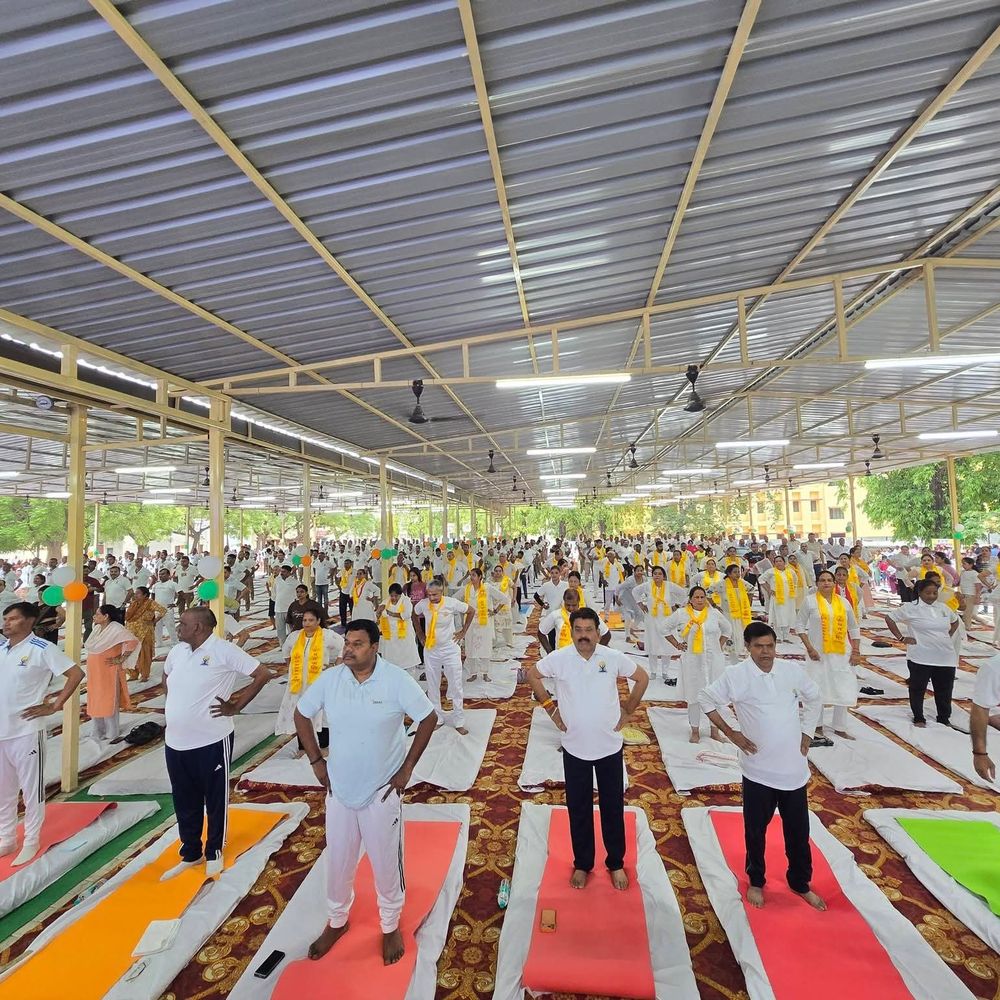 सीतापुर में अंतरराष्ट्रीय योग दिवस पर हुआ आयोजन:मंत्री सुरेश राही बोले- योग स्वस्थ और संतुलित जीवन का आधार, आज पूरी दुनिया अपना रही