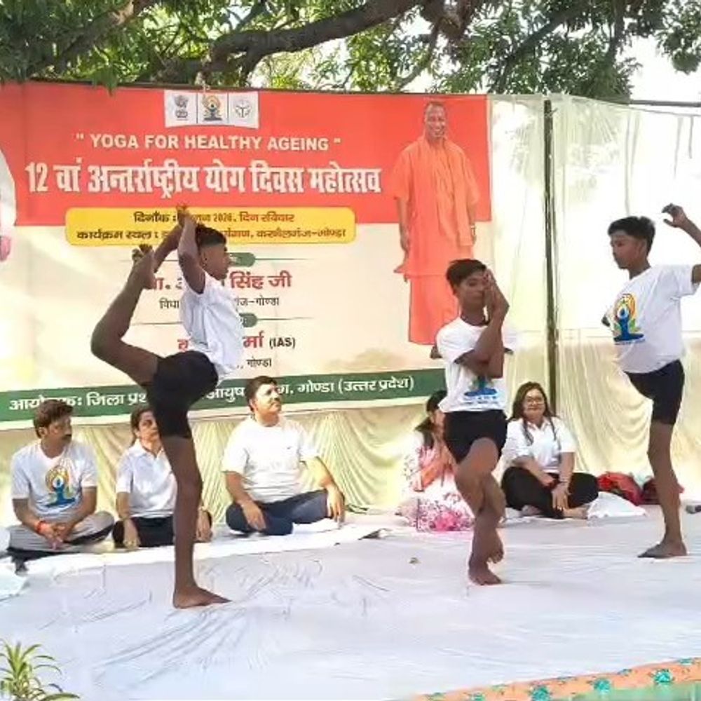 गोंडा पहुंची नोडल अधिकारी IAS कंचन वर्मा:उत्कृष्ट प्रदर्शन करने वाले बच्चों और योग शिक्षक को किया सम्मानित, 6 तस्वीरें देखिए...