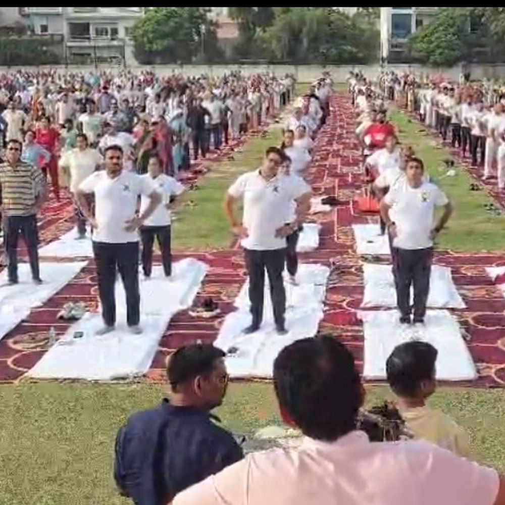 बुलंदशहर के यमुनापुरम स्टेडियम में अंतरराष्ट्रीय योग दिवस मना:प्रभारी मंत्री, विधायक और डीएम सहित बड़ी संख्या में लोग हुए शामिल