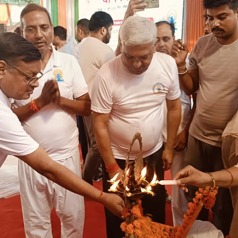 बाराबंकी में अंतरराष्ट्रीय योग दिवस कार्यक्रम:खाद्य मंत्री सतीश शर्मा सहित कई लोगों ने किया योगाभ्यास, 9 तस्वीरें देखिए...