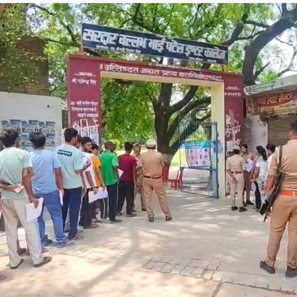 कौशांबी में नीट यूजी परीक्षा शुरू, 1113 अभ्यर्थी पंजीकृत:कड़ी चेकिंग के बाद मिली एंट्री, 107 कक्ष निरीक्षक व 315 पुलिसकर्मी तैनात