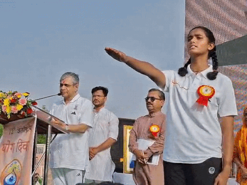 बीकानेर में रेल मंत्री का अशोक गहलोत पर तंज:बोले, जादूगर को जादू करने दो, हम अपना काम कर रहे हैं; बीकानेर-साबरमती ट्रेन को दिखाई हरी झंडी