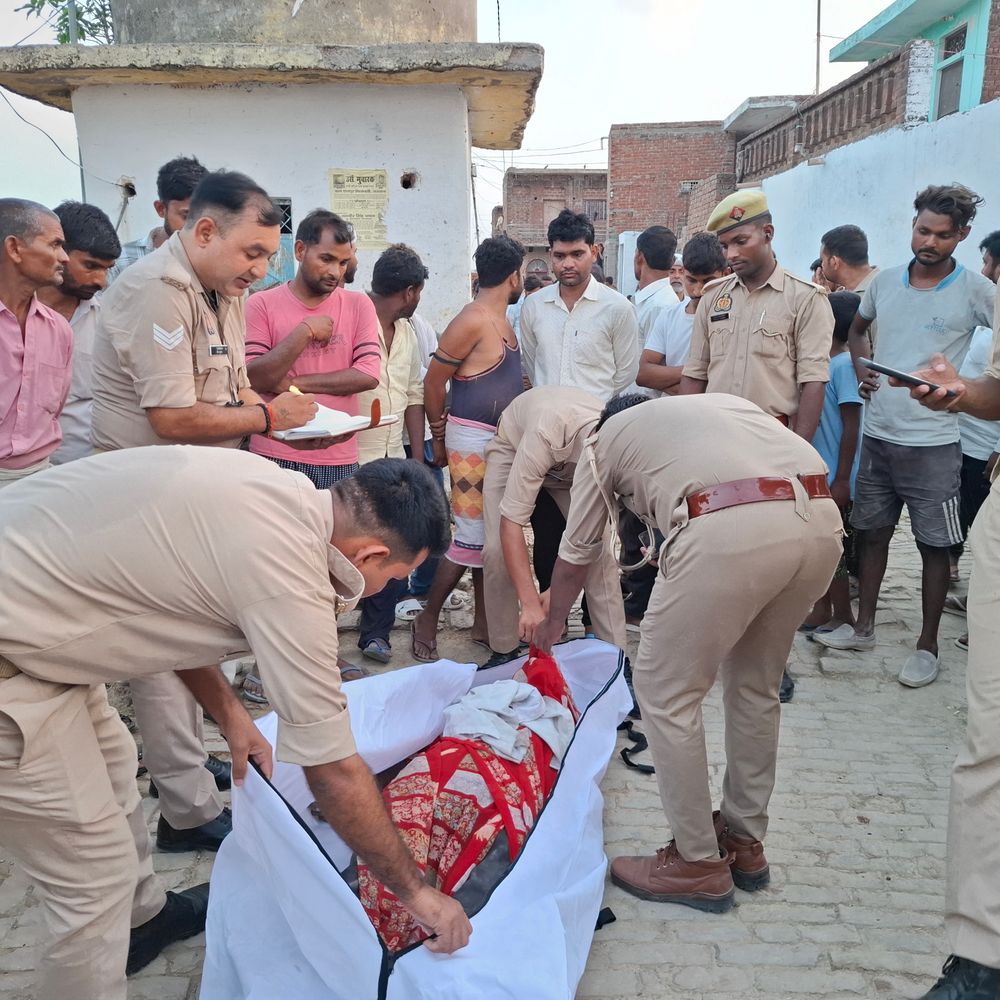पुराने मकान का लेंटर गिरने से मलबे में दबा मजदूर,मौत:फिरोजाबाद में दूसरा गंभीर रूप से घायल, जिला अस्पताल रेफर