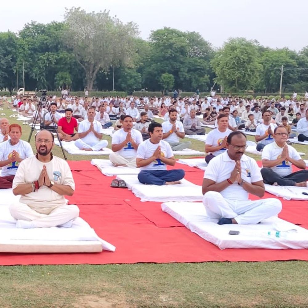 फिरोजाबाद पुलिस लाइन में सामूहिक योगाभ्यास:अंतर्राष्ट्रीय योग दिवस पर मंत्री, DM-SSP भी हुए शामिल, बताया योग का महत्व