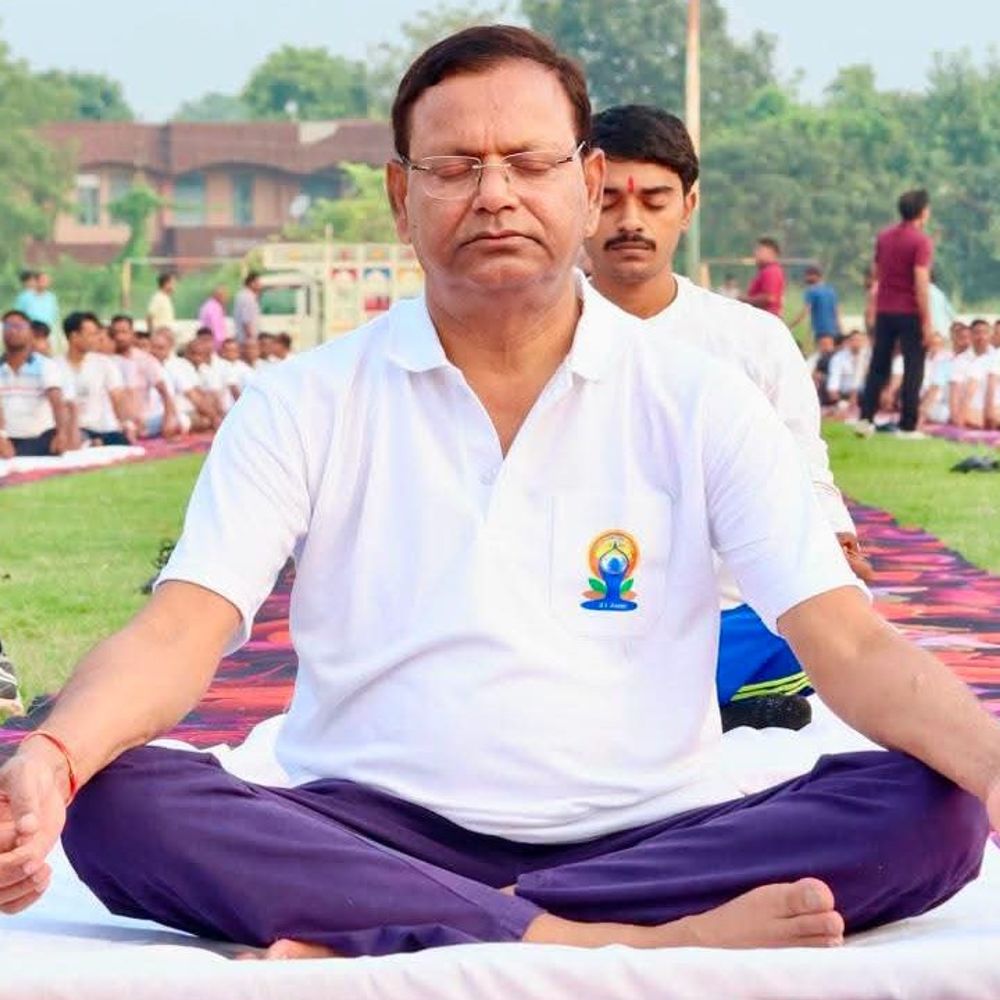 महराजगंज में अंतर्राष्ट्रीय योग दिवस:केंद्रीय मंत्री पंकज चौधरी ने किया योगाभ्यास, दियाया स्वस्थ जीवनशैली अपनाने का संकल्प