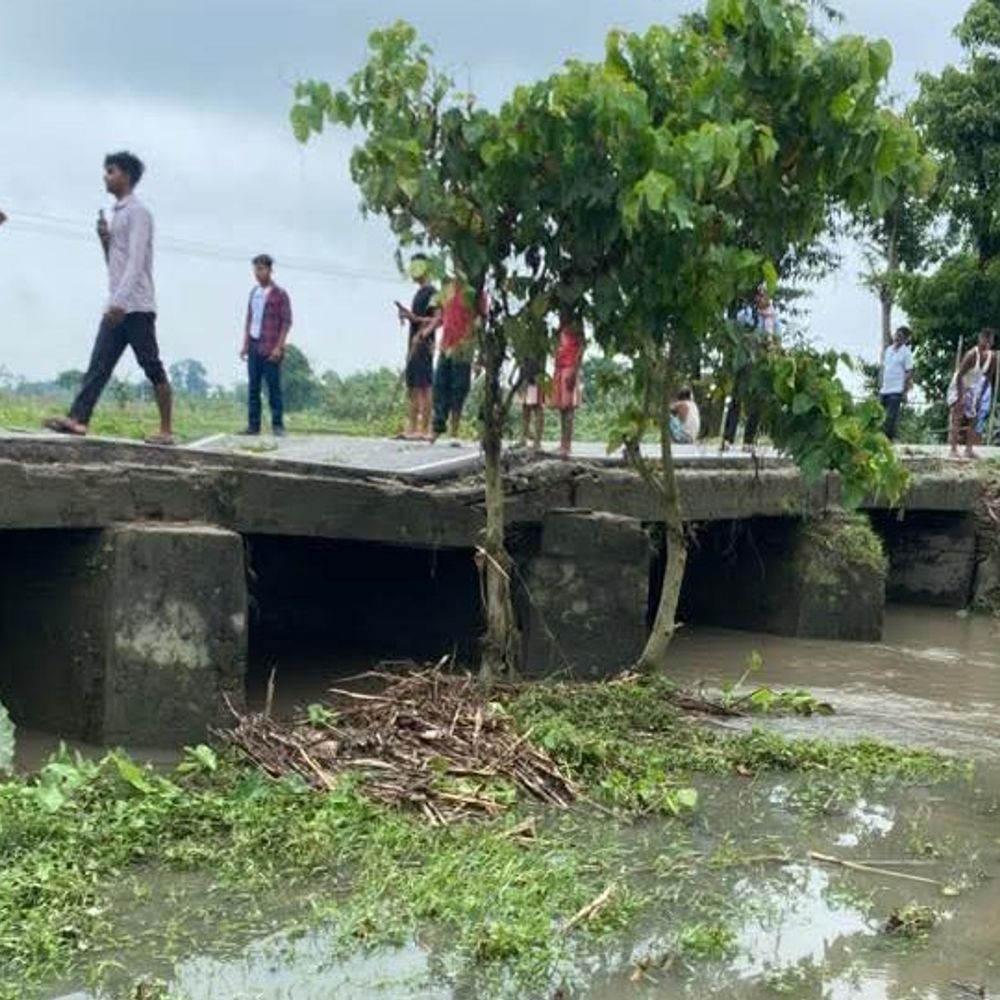 किशनगंज के ठाकुरगंज-मुरारीगंज मार्ग पर पुलिया धंसी:ट्रैफिक जाम, ग्रामीणों ने की मरम्मत की मांग; बोले- तेज धार से मिट्टी कटी