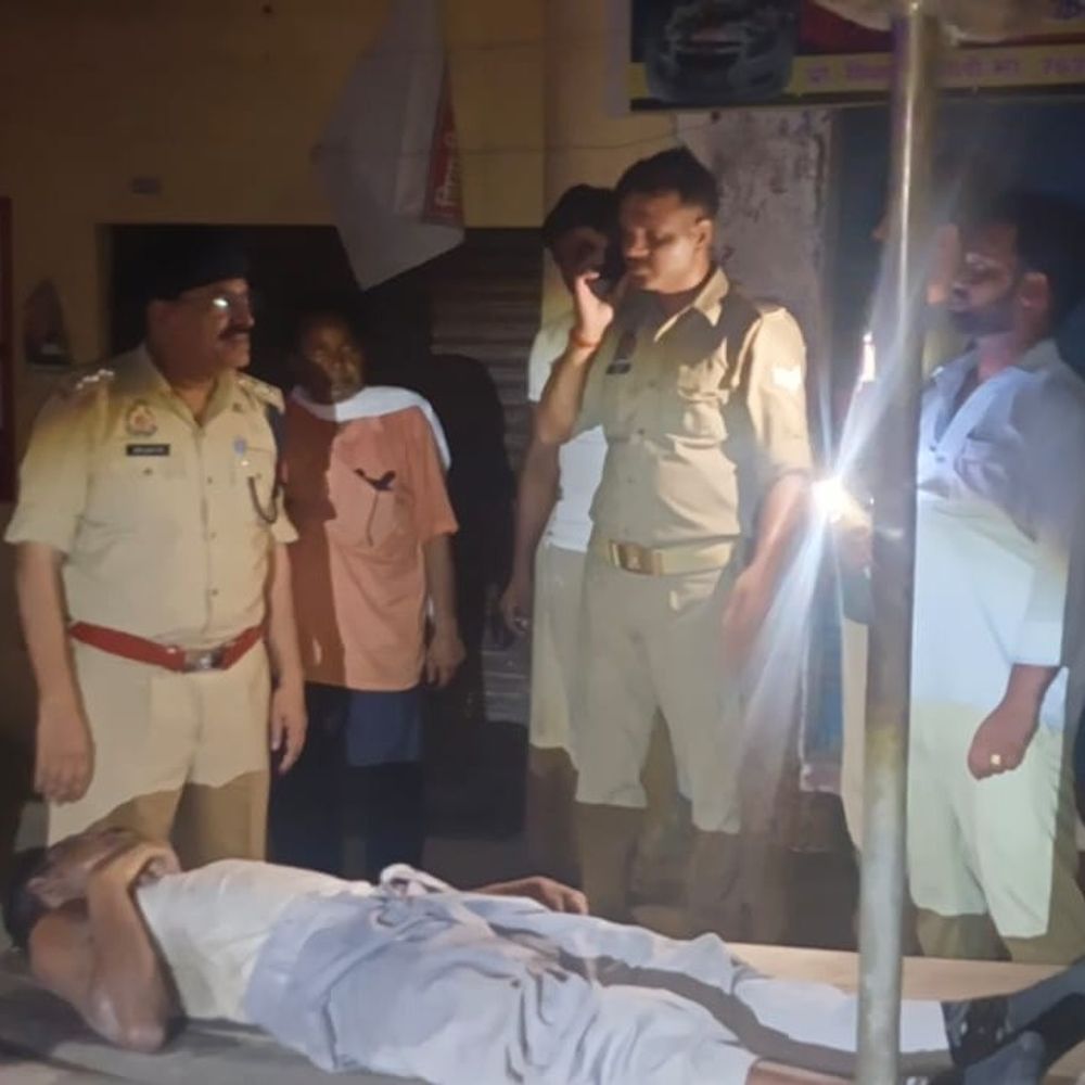 सुल्तानपुर में संदिग्ध परिस्थितियों में एक व्यक्ति की मौत:दुकान के पास तख्त पर मिला शव, आधार कार्ड से हुई पहचान
