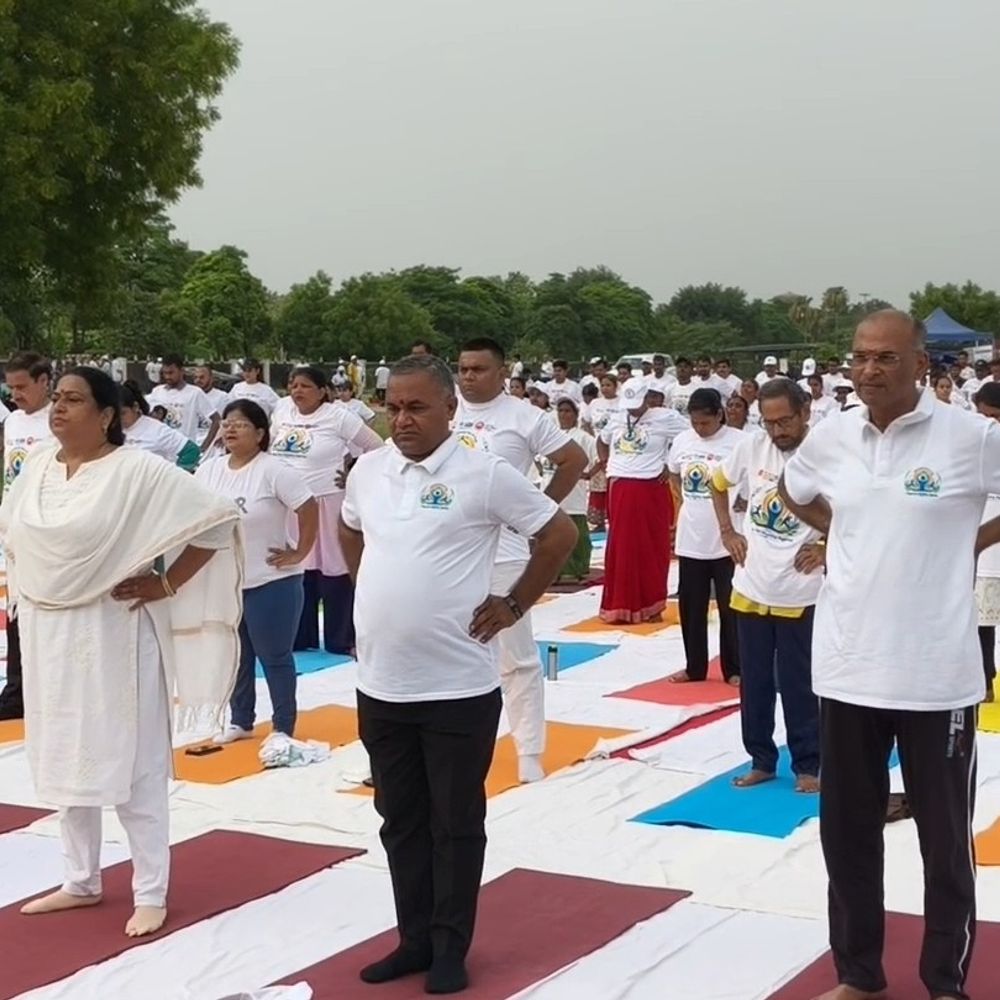 कानपुर में मंत्री, सांसद और विधायकों ने किया योगा:ग्रीनपार्क में हजारों लोगों ने योगभ्यास किया, विश्वविद्यालय में भी योग शिविर का आयोजन