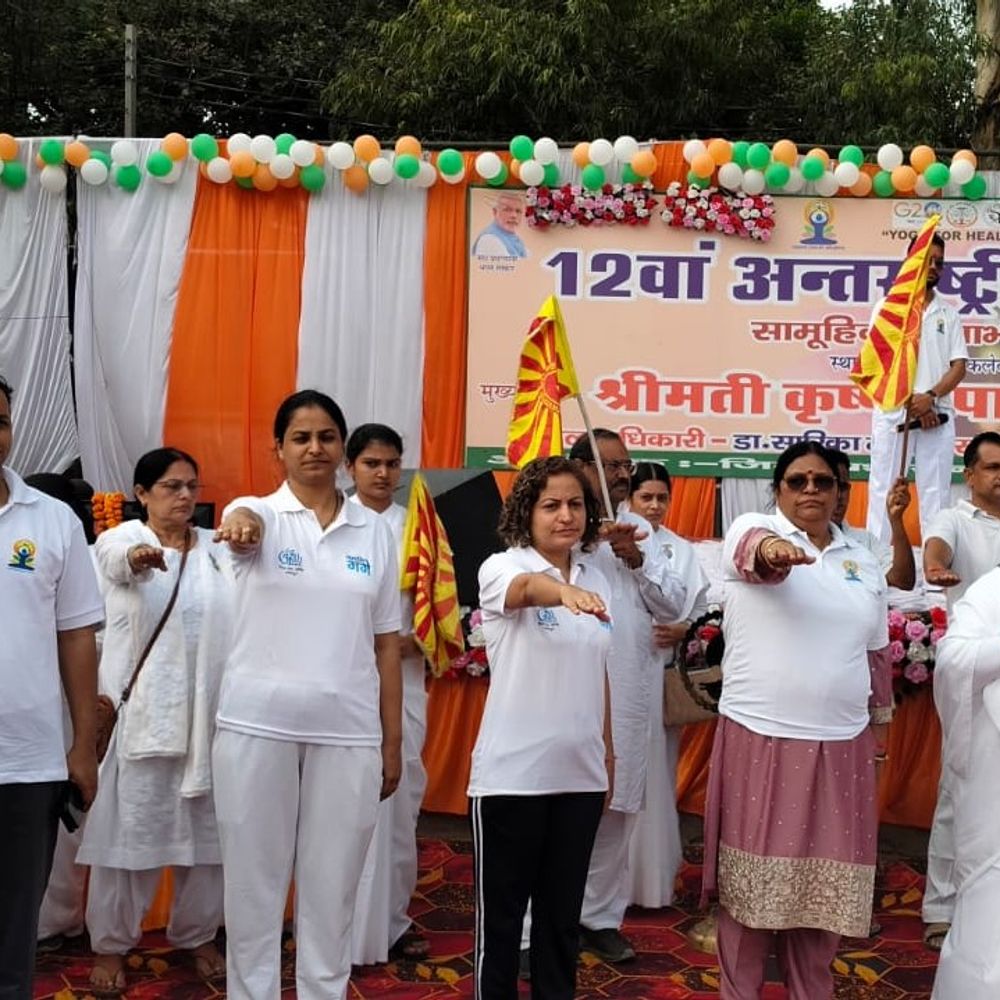 फतेहपुर में अंतर्राष्ट्रीय योग दिवस पर योग शिविर:राज्यमंत्री कृष्णा पासवान और डीएम निधि गुप्ता समेत सैकड़ों ने किया योग