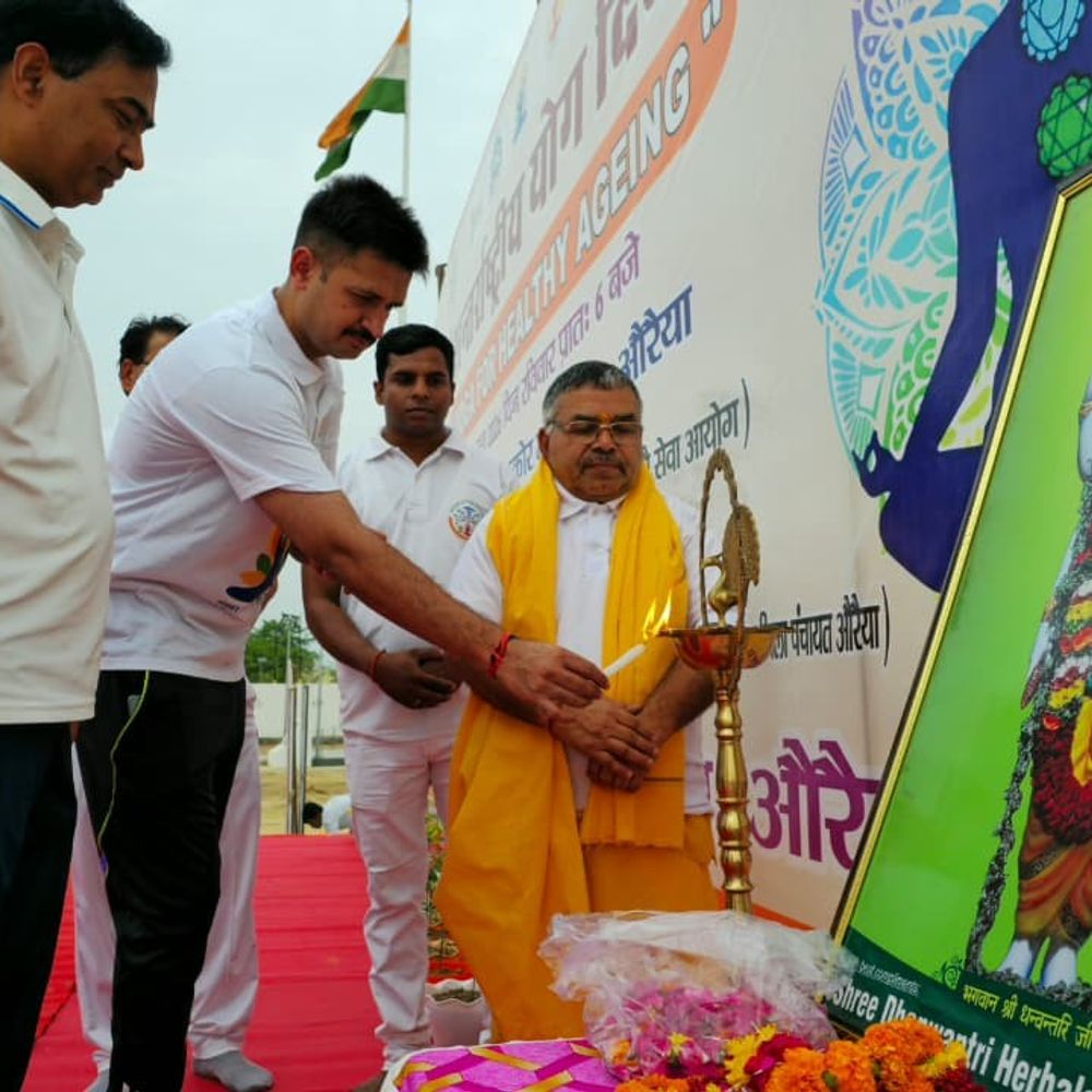 औरैया में अंतर्राष्ट्रीय योग दिवस पर सामूहिक योगाभ्यास:डीएम, एसपी सहित गणमान्य व्यक्ति और पुलिसकर्मी हुए शामिल