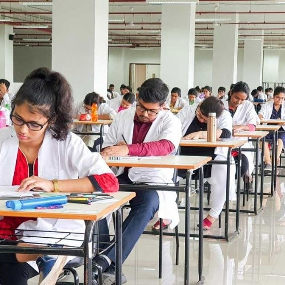 इटावा में नीट परीक्षा दोबारा, आरएएफ की निगरानी:पेपर लीक विवाद के बाद आठ केंद्रों पर कड़ी सुरक्षा