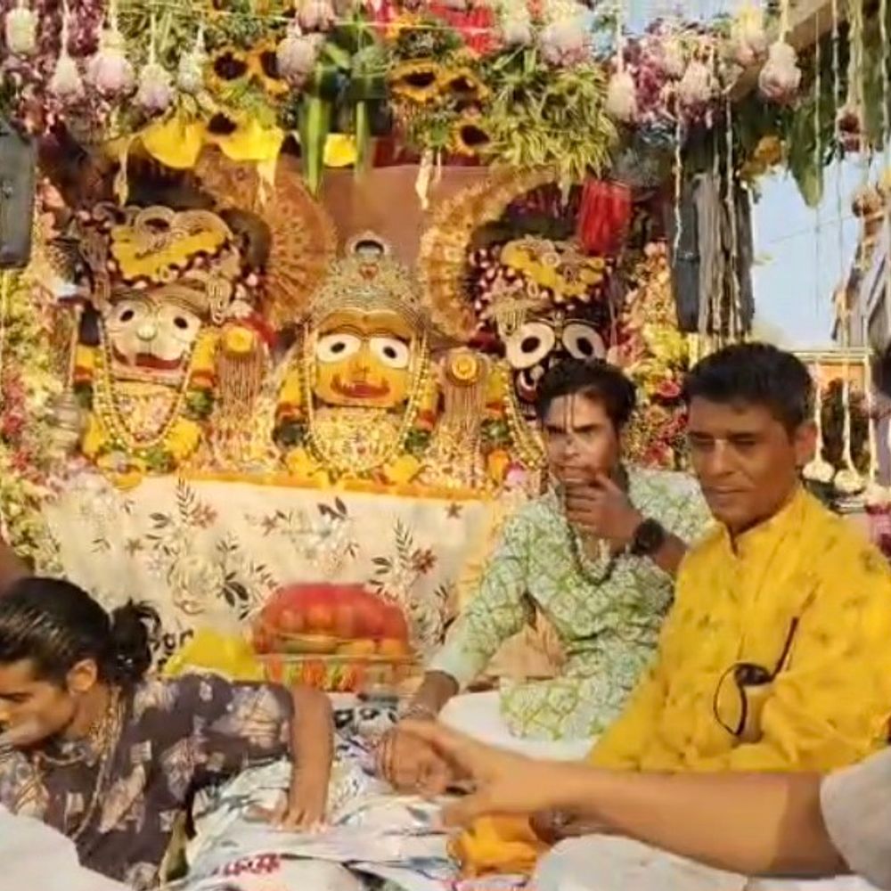 चंदौसी में हर्षोल्लास से निकली भगवान जगन्नाथ यात्रा:झाकियों के साथ भगवान जगन्नाथ, बलभद्र और सुभद्रा के दर्शन हुए, शिक्षा राज्यमंत्री भी पहुंचीं