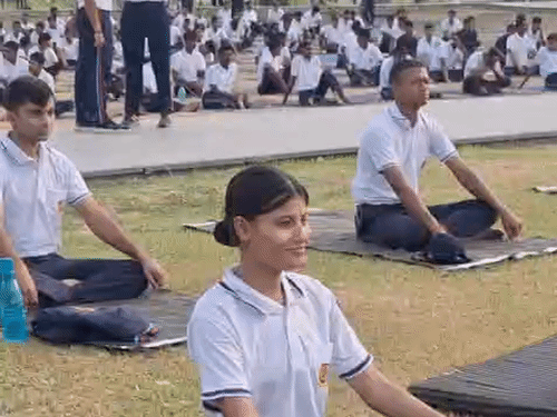 जनभवन में राज्यपाल ने किया योगासन:रेजिडेंसी में ब्रजेश पाठक के साथ लोगों ने किया प्राणायाम, जनेश्वर पार्क में जुटे मंत्री