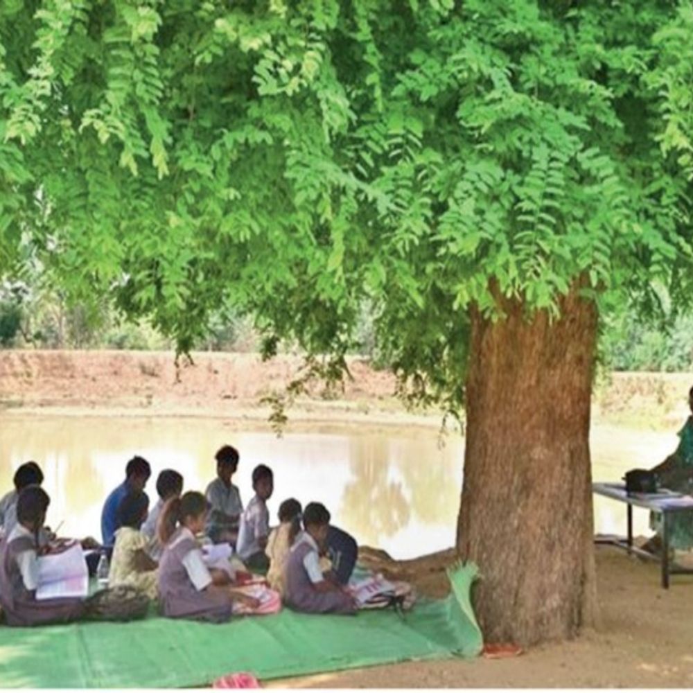 एक तरफ उत्साह और एक तरफ मजबूरी:सालों से बन रहा भवन, अनावश्यक देरी, लेकिन पढ़ाई तो जरूरी है...