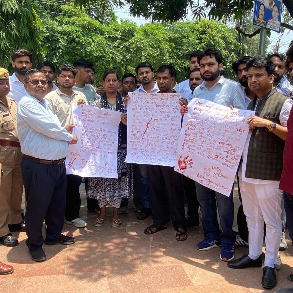 छात्रा को इंसाफ दिलाने के लिए खून से लिखा पत्र:मेरठ में मौत के 1 महीने बाद भी कार्रवाई नहीं हुई, छात्र बोले- अब आर-पार की लड़ाई होगी