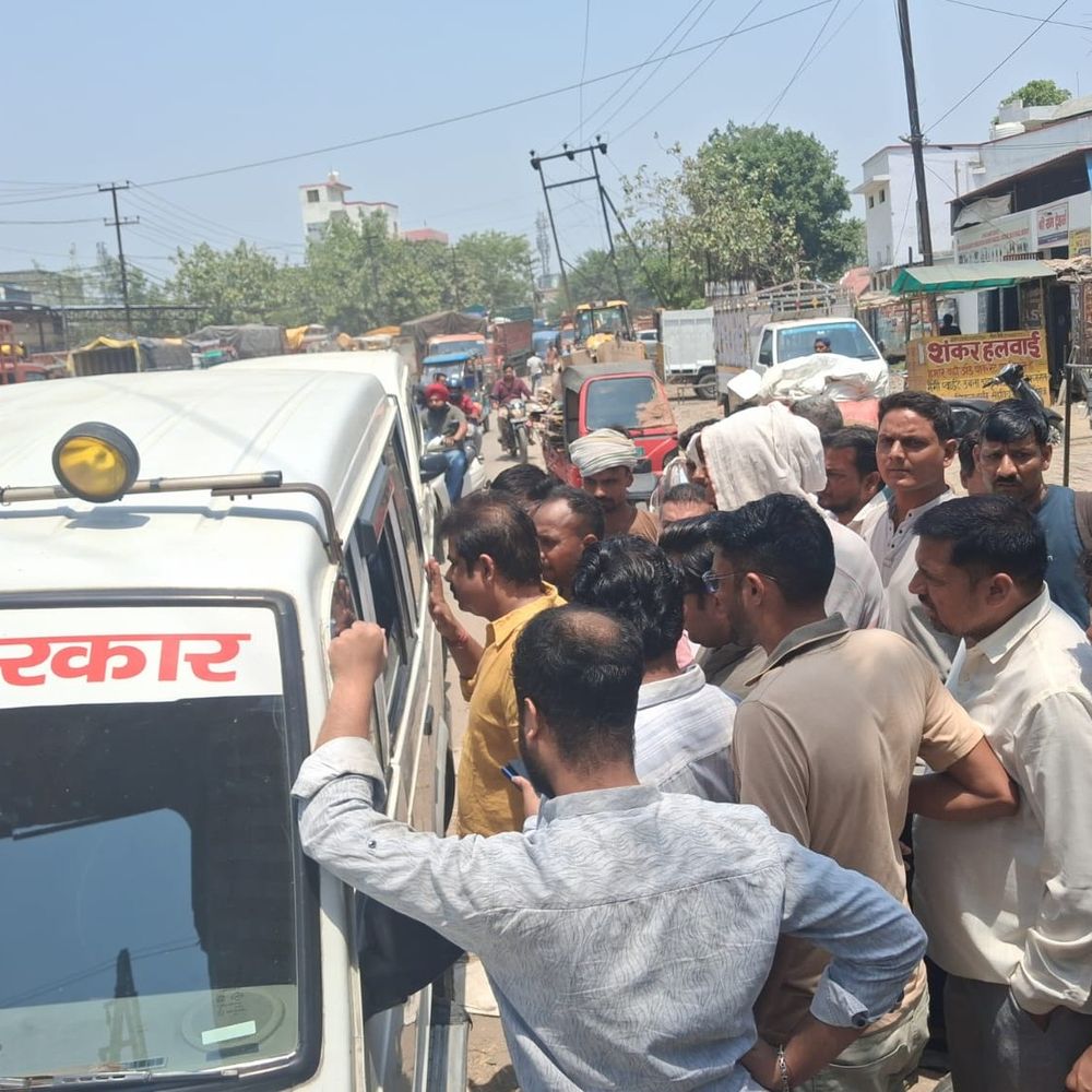 मेरठ के ट्रांसपोर्ट नगर में GST टीम का विरोध:ट्रांसपोर्टरों ने गाड़ियां रोककर किया प्रदर्शन