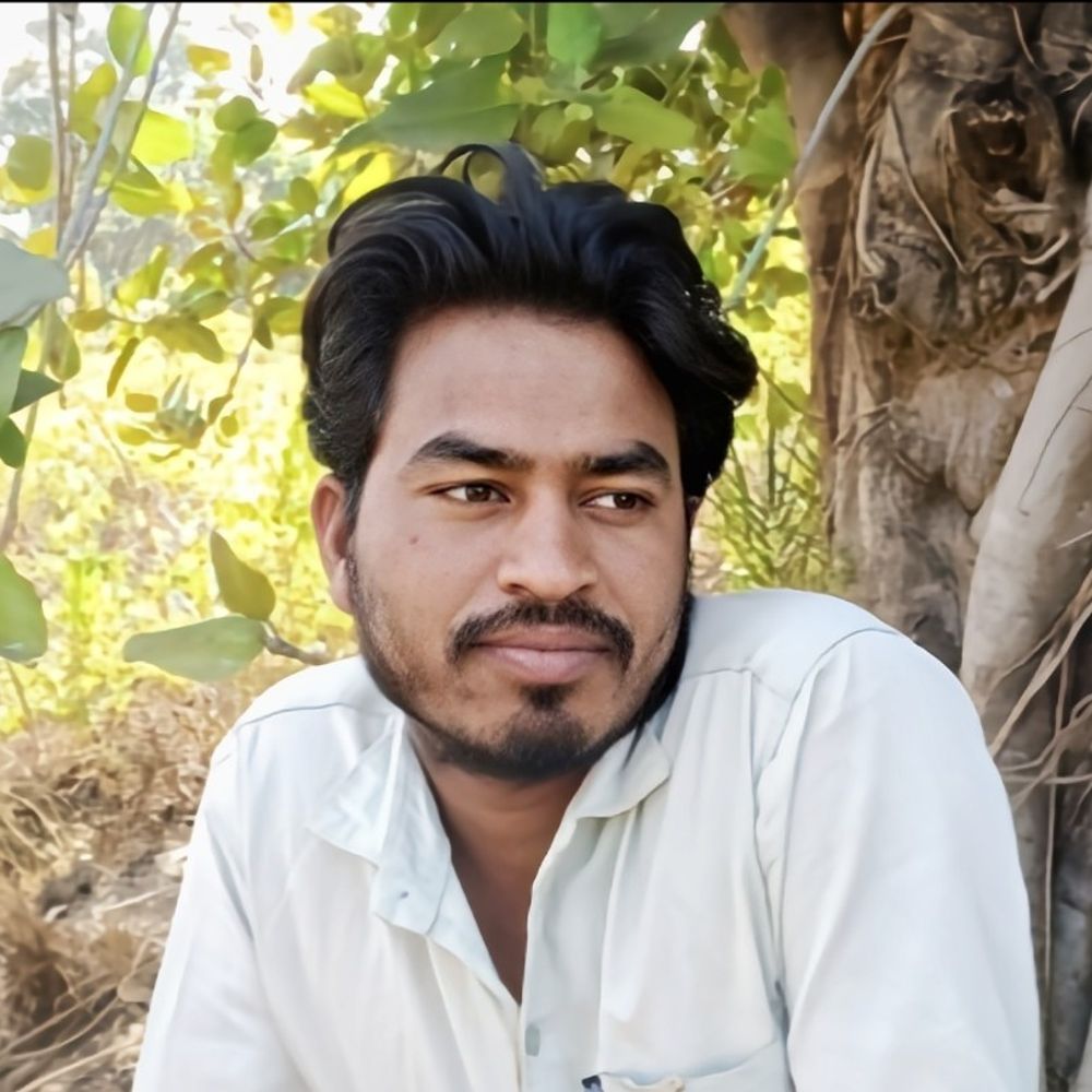 ललितपुर में युवक ने फांसी लगाकर की आत्महत्या:खेत पर पत्नी के सामने शर्ट से फंदा बनाकर दी जान, पुलिस जांच में जुटी