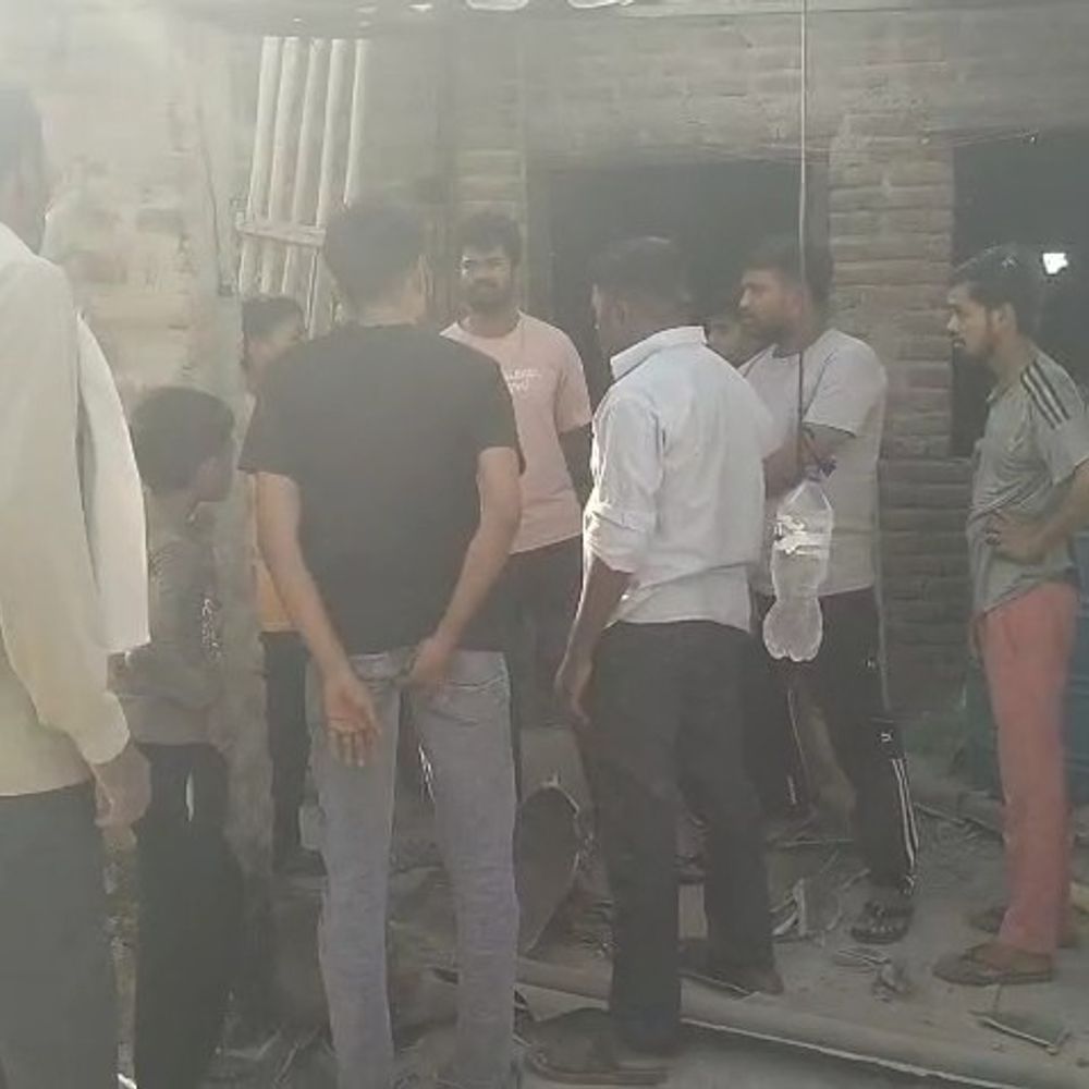 मथुरा के शिव नगर में ऑक्सीजन सिलेंडर फटा:तेज धमाके से खिड़की की ग्रिल-गेट उखड़कर दूर जा गिरा, 2KM तक सुनाई दिया धमाका