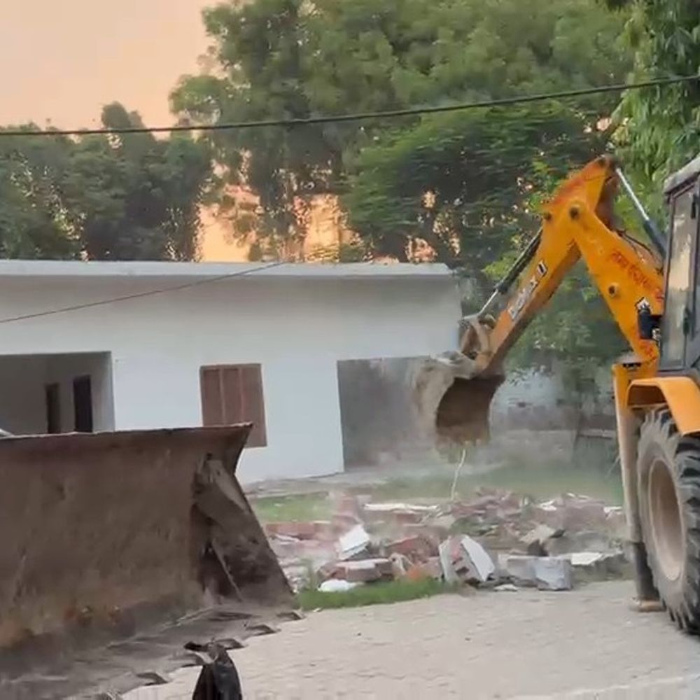 सीतापुर सपा कार्यालय को 4 बुलडोजर ने किया ध्वस्त:तड़के 5 बजे ही प्रशासन की कार्रवाई, 21 साल से नजूल भूमि से पर अवैध रूप से बना था