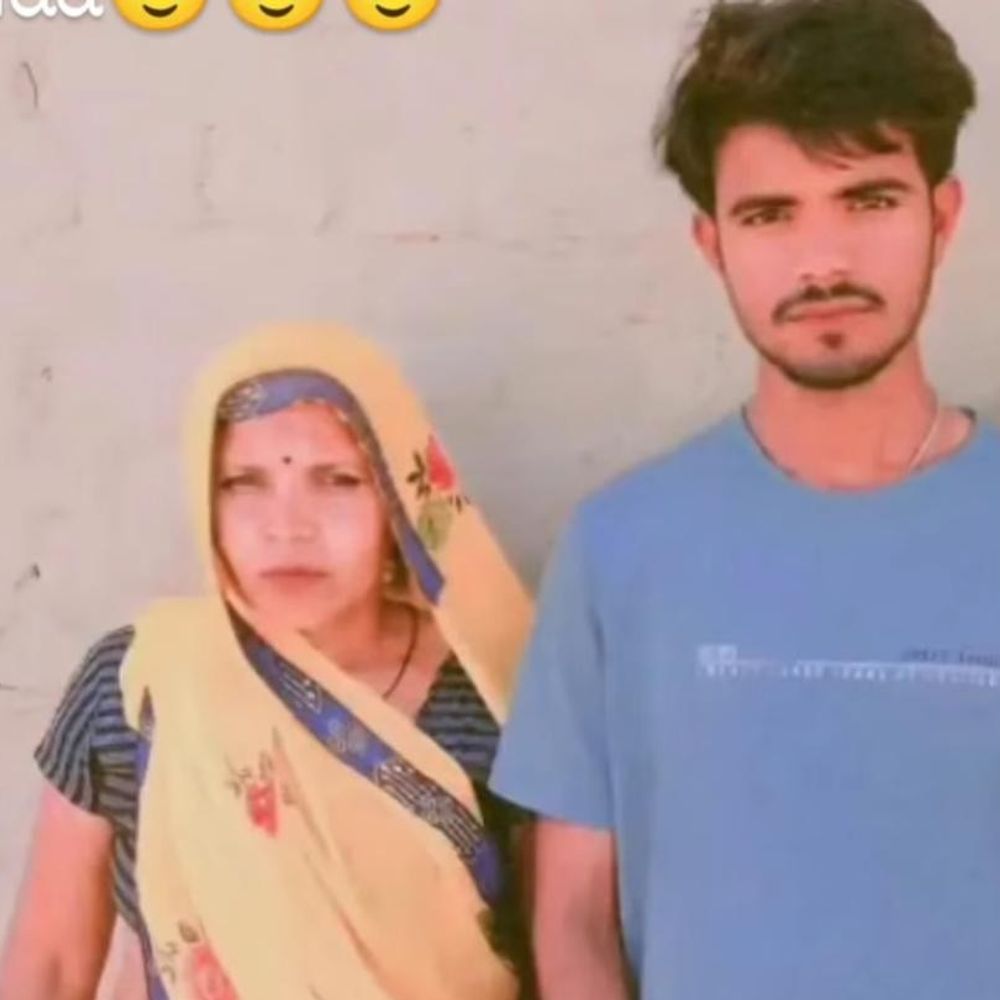 एटा में डंपर ने मां-बेटे को कुचला, मौके पर मौत:गर्भवती पत्नी को प्रसव पीड़ा होने पर मां को जगाने गया था बेटा
