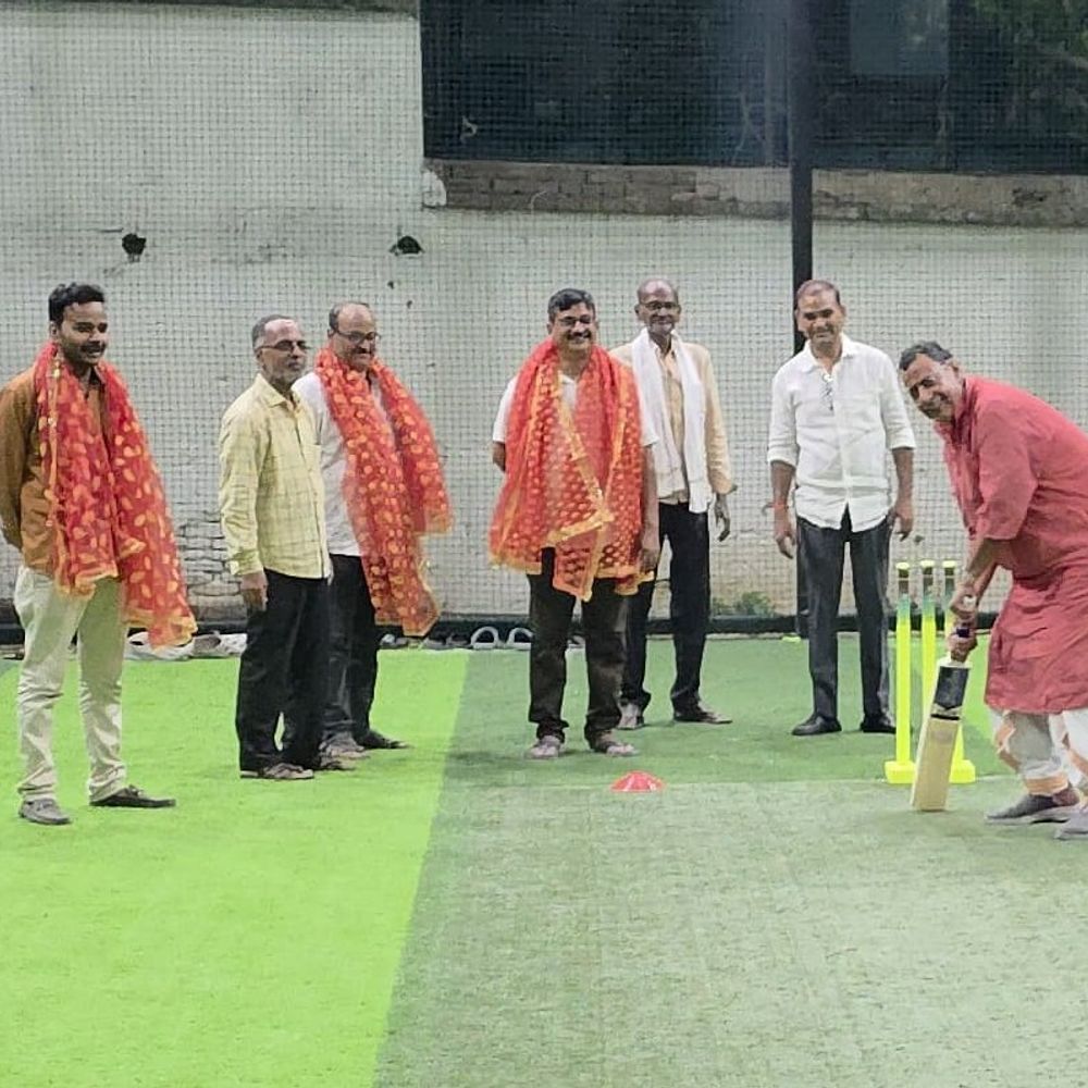 विधायक रत्नाकर मिश्र ने बदली घाट ग्राउंड पर क्रिकेट खेला:नवनिर्मित कॉन्टिनेंटल टर्फ का दौरा कर खिलाड़ियों का उत्साह बढ़ाया