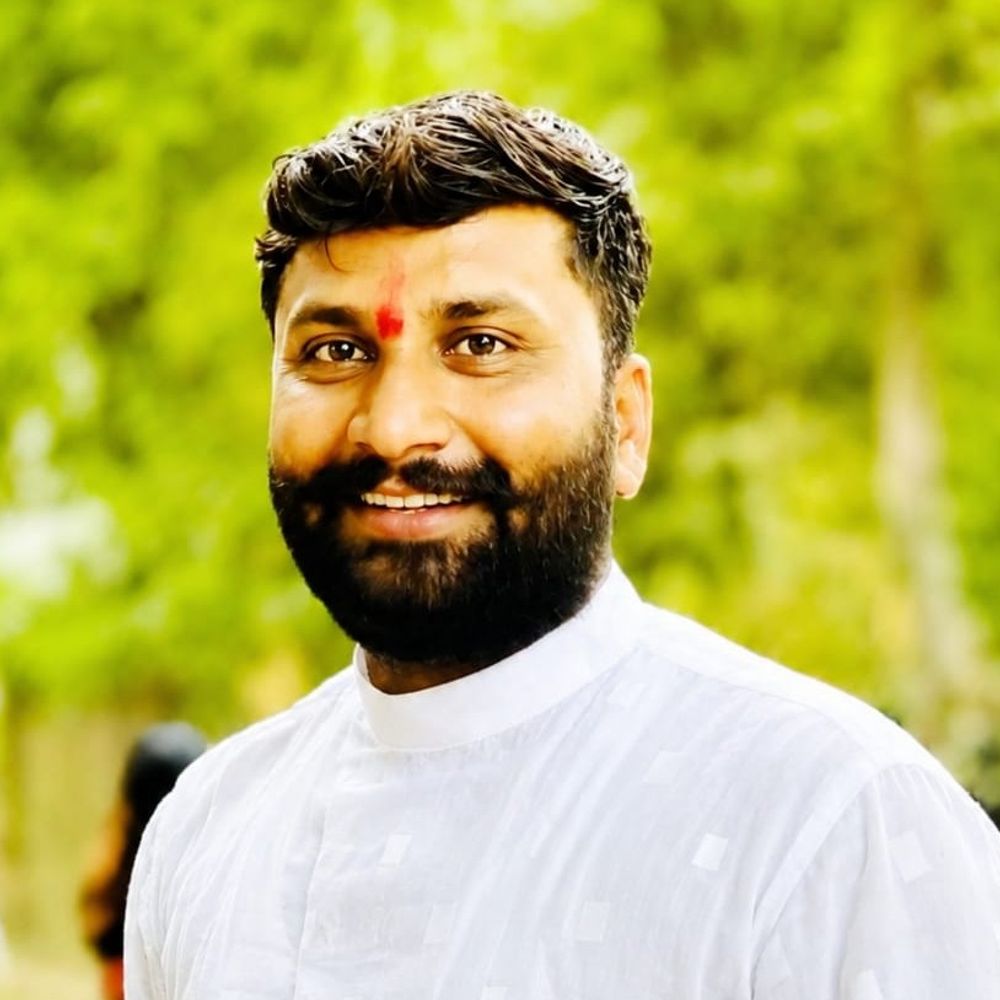 हरदा में रेत लोडेड ट्रॉली ने बाइक को टक्कर मारी:घायल युवक ने अस्पताल ले जाते समय तोड़ा दम