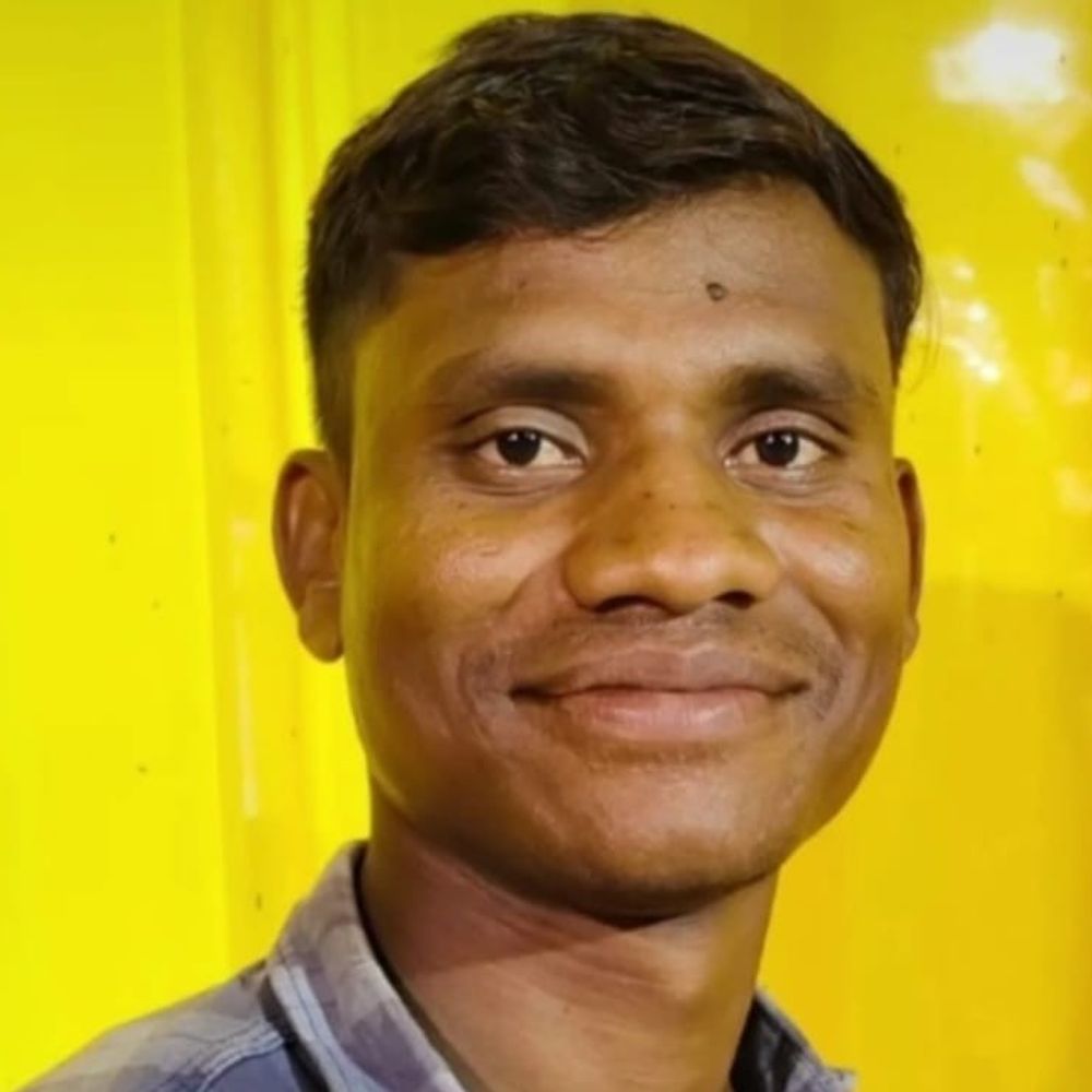 घुमका में मकान तोड़ते समय छज्जा ढहा:मलबे में दबकर मजदूर की मौत, अस्पताल पहुंचने से पहले तोड़ा दम