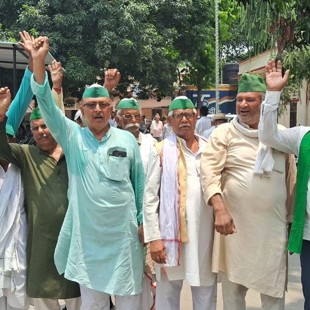 भाकियू (अराजनैतिक) ने डीएम को सौंपा ज्ञापन:किसानों की 15 सूत्रीय मांगों को लेकर प्रदर्शन