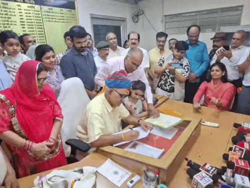 राजस्थान बोर्ड के नवनियुक्त अध्यक्ष ने किया पदभार ग्रहण:परिवार सहित पहुंचे; बोले-जो चल रहा उसमें बदलाव नहीं, सुधार करेंगे