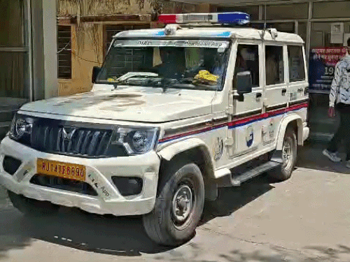 ऑटो में यात्री का पर्स चुराने वाली महिला चोर गिरफ्तार:बच्चों को ढाल बनाकर करती थी चोरी, पुलिस ने आरोपी से माल भी बरामद किया
