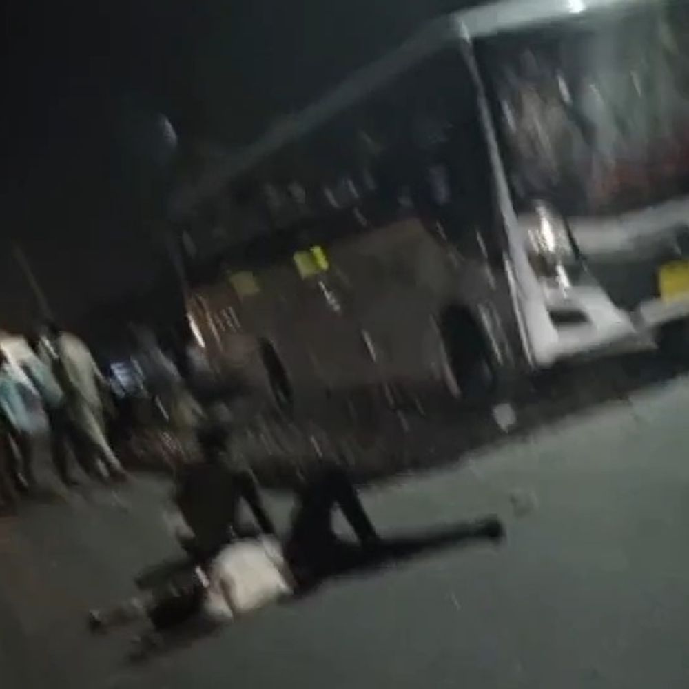 सिंगरौली में बस की टक्कर से बच्चे की मौत:डेढ़ घंटे से हाईवे जाम, ग्रामीणों ने बस में तोड़फोड़ की, ड्राइवर मौके से भागा