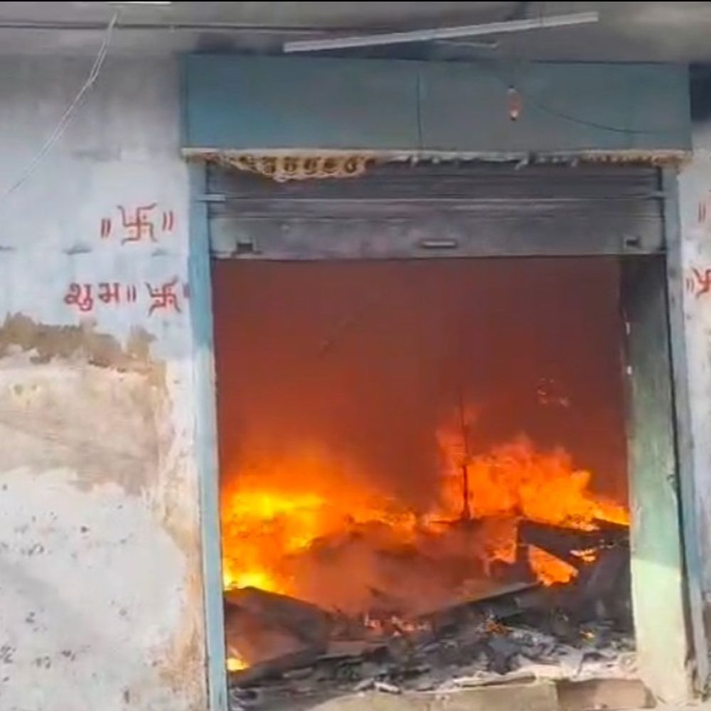 मुजफ्फरपुर के बेला इंडस्ट्रियल एरिया में लगी आग:फैक्ट्री में लाखों का सामान जलकर राख, फायर ब्रिगेड ने पाया काबू; कोई हताहत नहीं