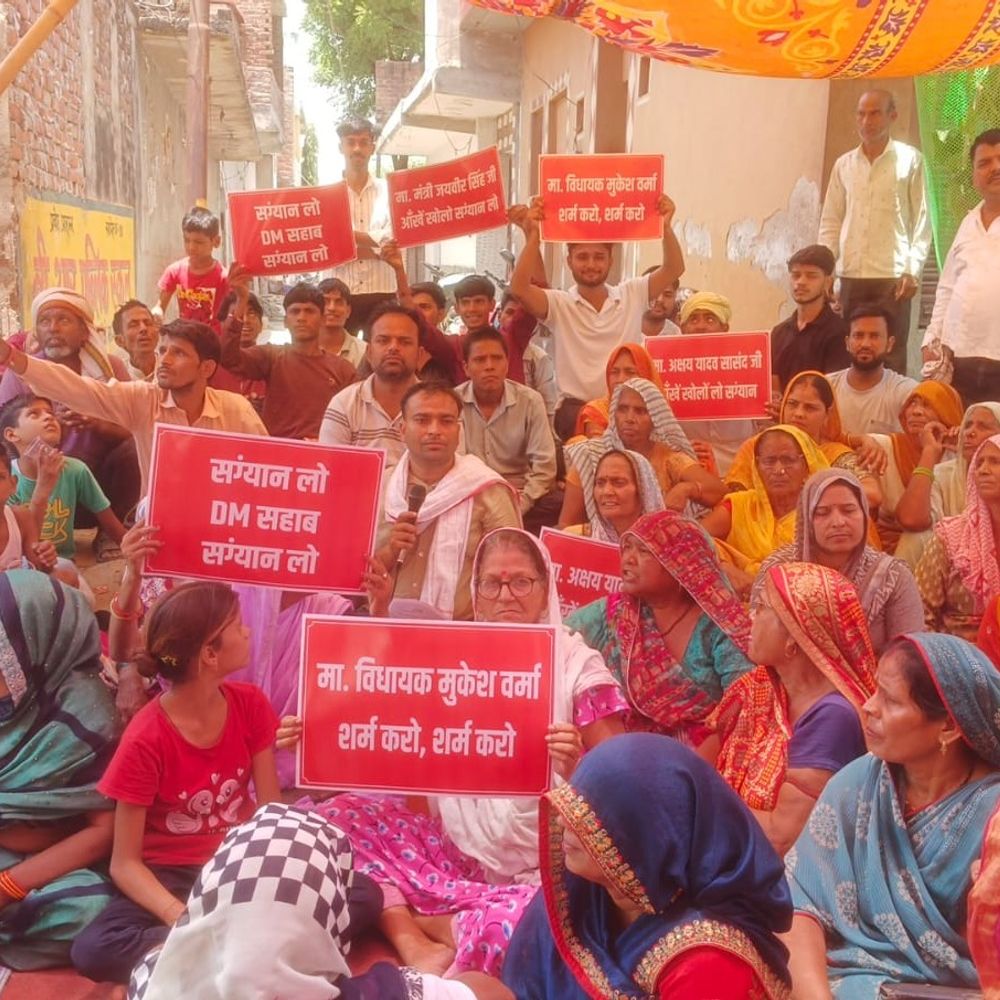 फिरोजाबाद में जलभराव पर प्रदर्शन:भूख हड़ताल की चेतावनी, अधूरे निर्माण कार्य पर सांसद-विधायक के खिलाफ नारेबाजी