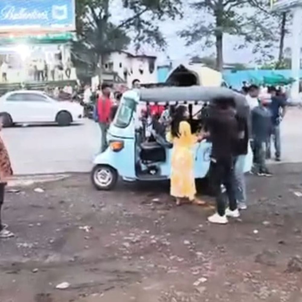 जबलपुर में बीच सड़क हाईवोल्टेज ड्रामा:  पति ने पत्नी को पीटा, दूसरे लड़के के साथ घूमते देखा था; पुलिस के आने से पहले चले गए दंपत्ति – Jabalpur News