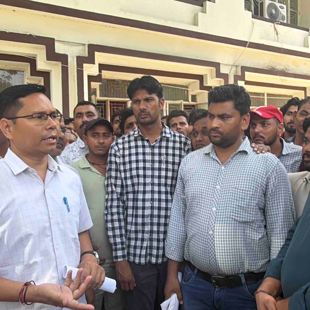 यूरिया-डीएपी पर अधिक कीमत, अनावश्यक टैगिंग की शिकायत:खाद विक्रेताओं ने DM से मांगी मदद, जांच का भरोसा मिला