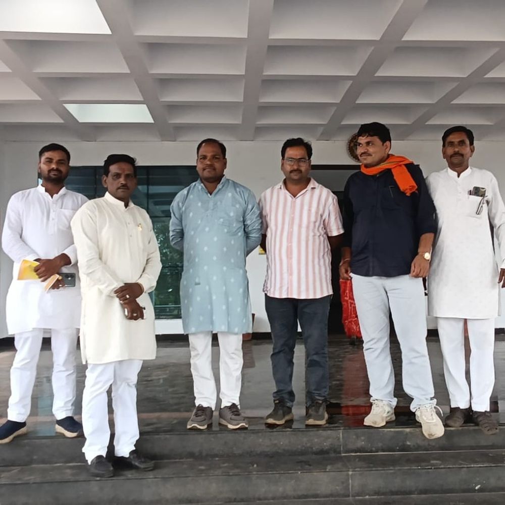 लेखापाल के तबादले पर प्रदर्शन, कलेक्टर से नहीं हुई मुलाकात:जनप्रतिनिधियों ने कलेक्ट्रेट गेट पर रखा ज्ञापन, निरस्त करने की मांग