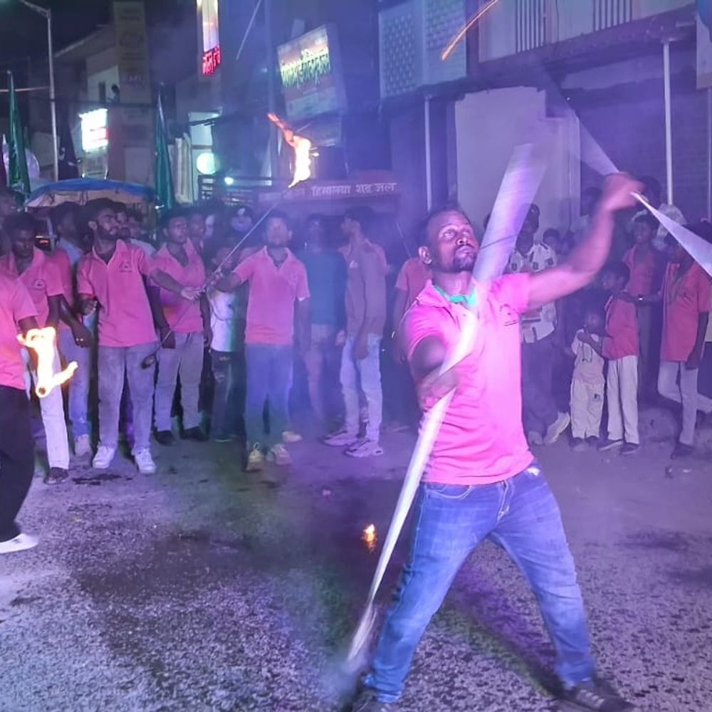 देवरिया में मोहर्रम की सातवीं पर निकला अकीदत का जुलूस:युवाओं ने पारंपरिक युद्धकला के हैरतअंगेज करतब दिखाए