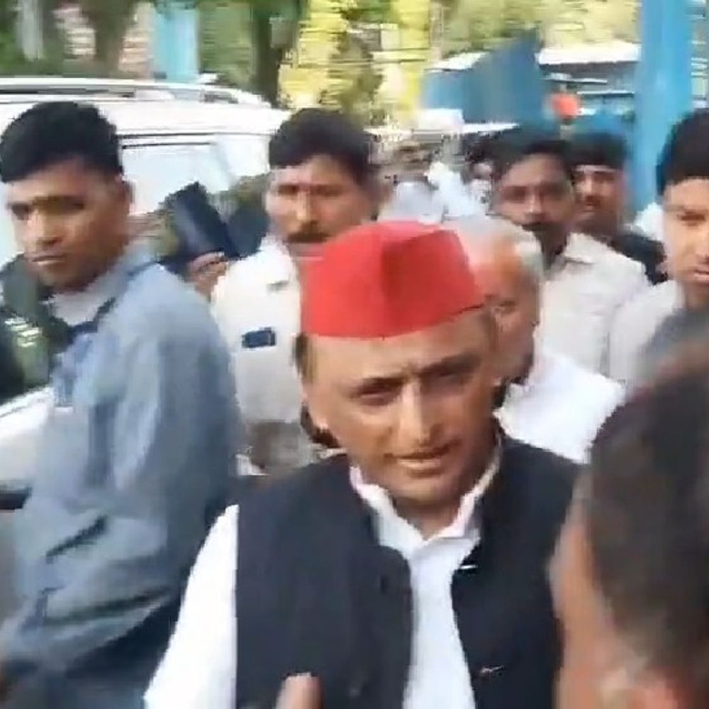 KGMU में अग्निकांड पीड़ितों से मिले अखिलेश यादव:बोले- सुरक्षा मानकों का पालन होता तो 15 लोगों की जान नहीं जाती