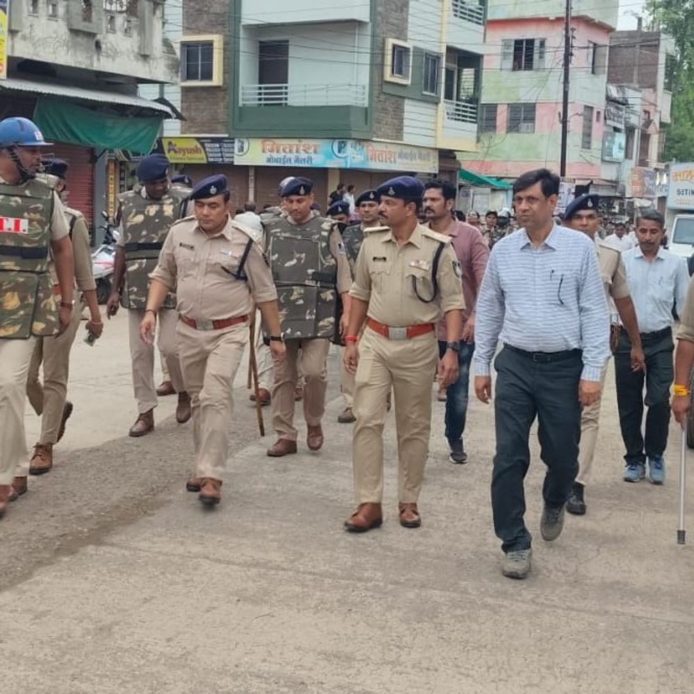मोहर्रम पर्व को लेकर बड़वानी में निकला फ्लैग मार्च:एसपी के साथ 150 जवान शहर की गलियों में घूमे, सीसीटीवी से निगरानी