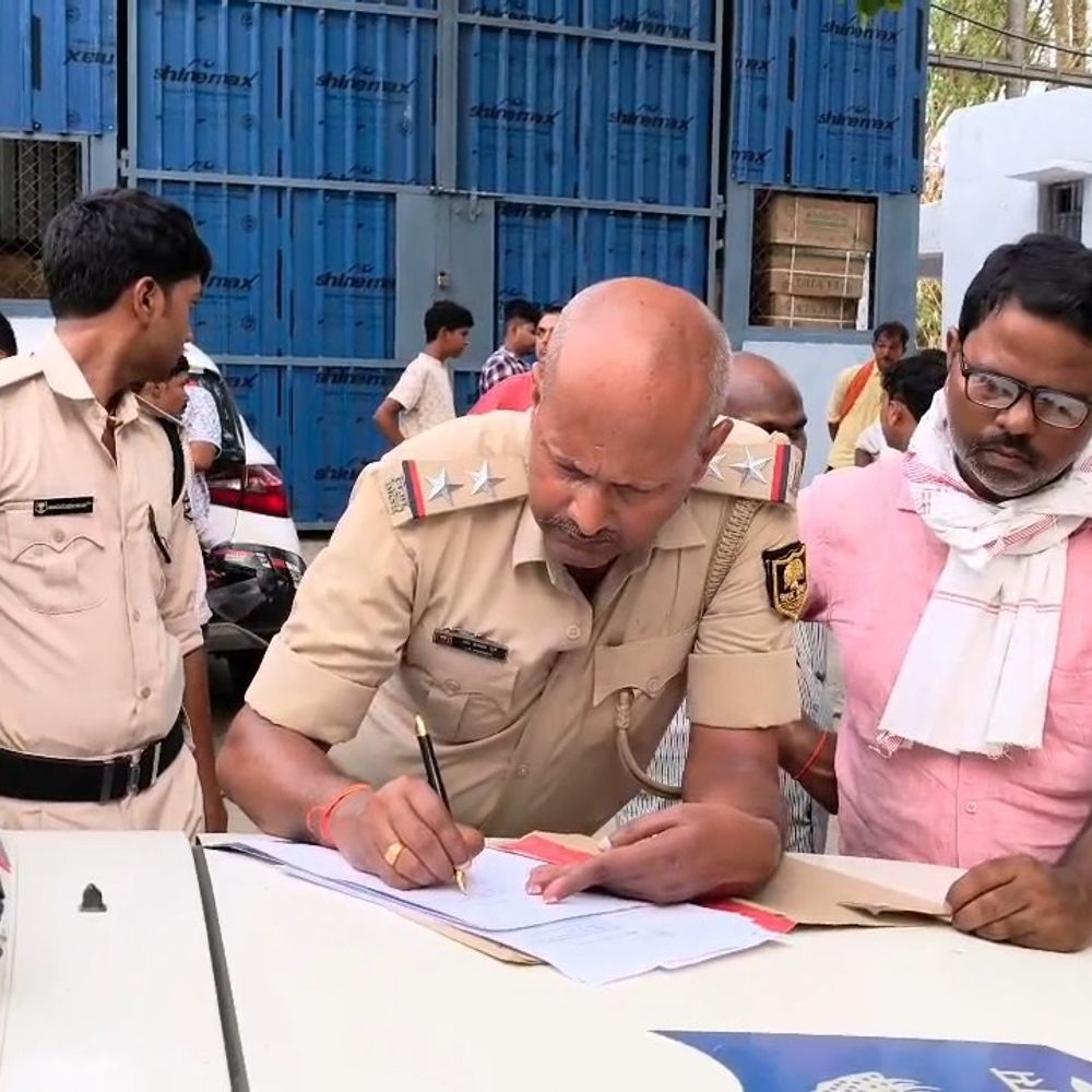 निर्माणाधीन तीन मंजिला मकान से गिरकर मजदूर की मौत:कैमूर में छत ढलाई के दौरान हुआ हादसा, इलाज के लिए ले जाने के क्रम में तोड़ा दम