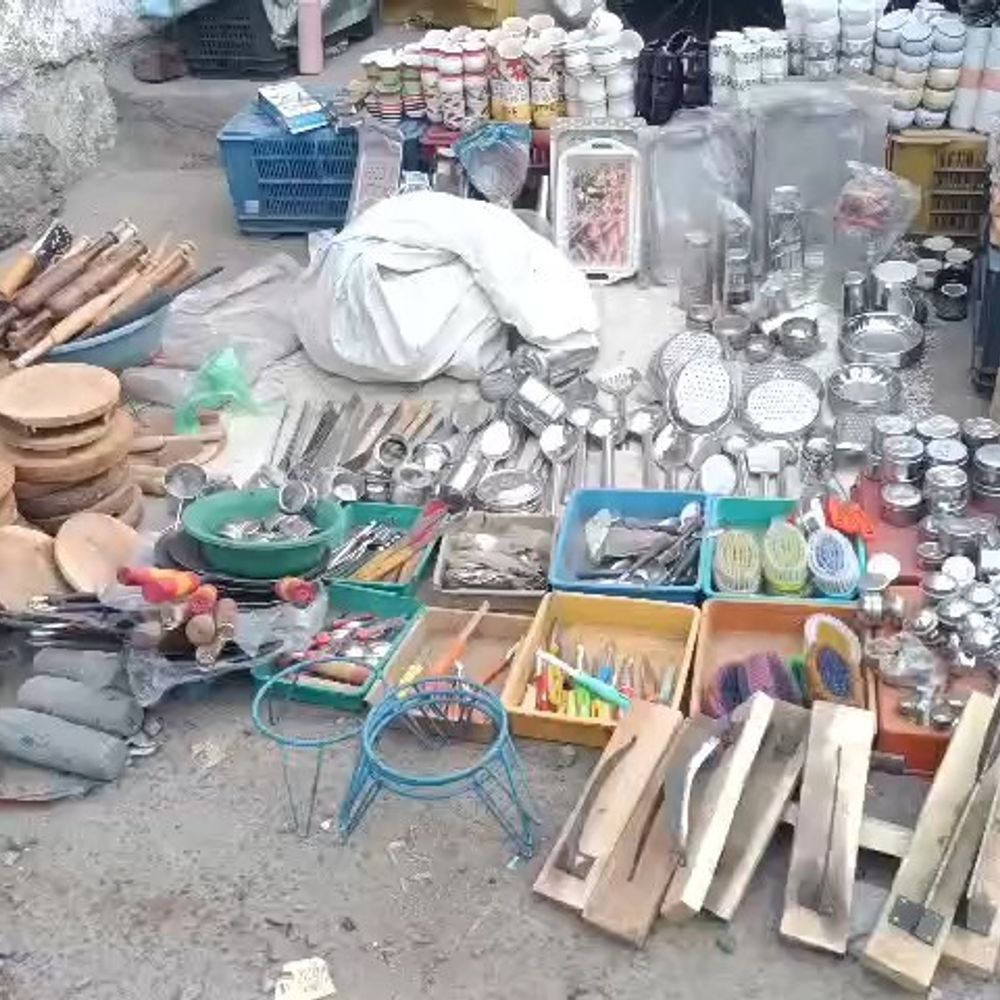 मंडला में होर्डिंग गिरी, दुकानदार गंभीर घायल:फुटपाथ पर दुकान लगाए बैठा था, अचानक हुआ हादसा