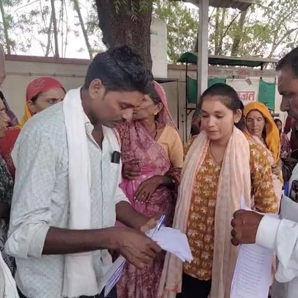 खरगोन में महिलाएं बोलीं- पानी नहीं, शराब मिलना आसान:जनसुनवाई में कहा- खेड़ी फाटे पर 3 लोग बेचते हैं, आबकारी वाले नहीं उठाते फोन