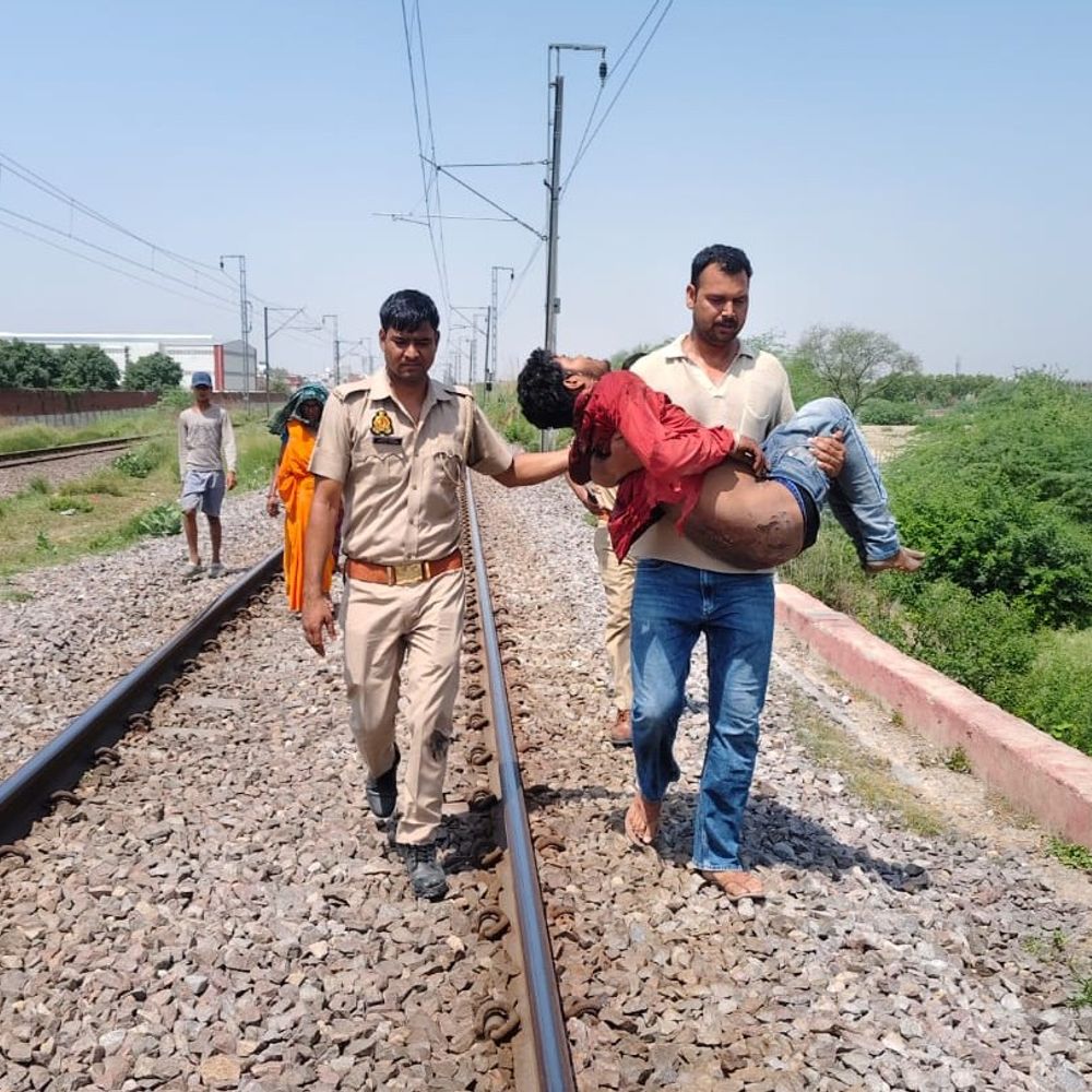 जीआरपी जवान ने घायल यात्री की जान बचाई:चलती ट्रेन से गिर गया था युवक, डेढ़ किमी कंधे पर ले जाकर अस्पताल पहुंचाया