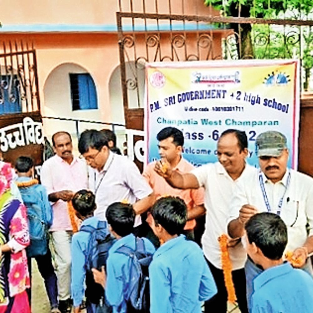 गर्मी की लंबी छुट्टी के बाद खुले स्कूल, कैंपस हुए गुलजार अभी 30 जून तक मॉर्निंग शिफ्ट में ही स्कूल का संचालन