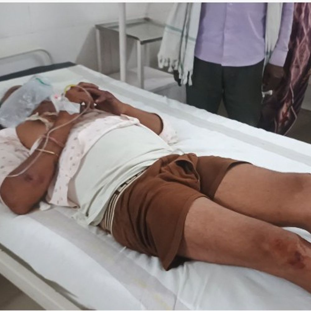 सड़क हादसे में दूल्हे के पिता-फूफा घायल:शादी से लौटते समय हादसा; दहेज में मिली नई बाइक भी हुई चकनाचूर