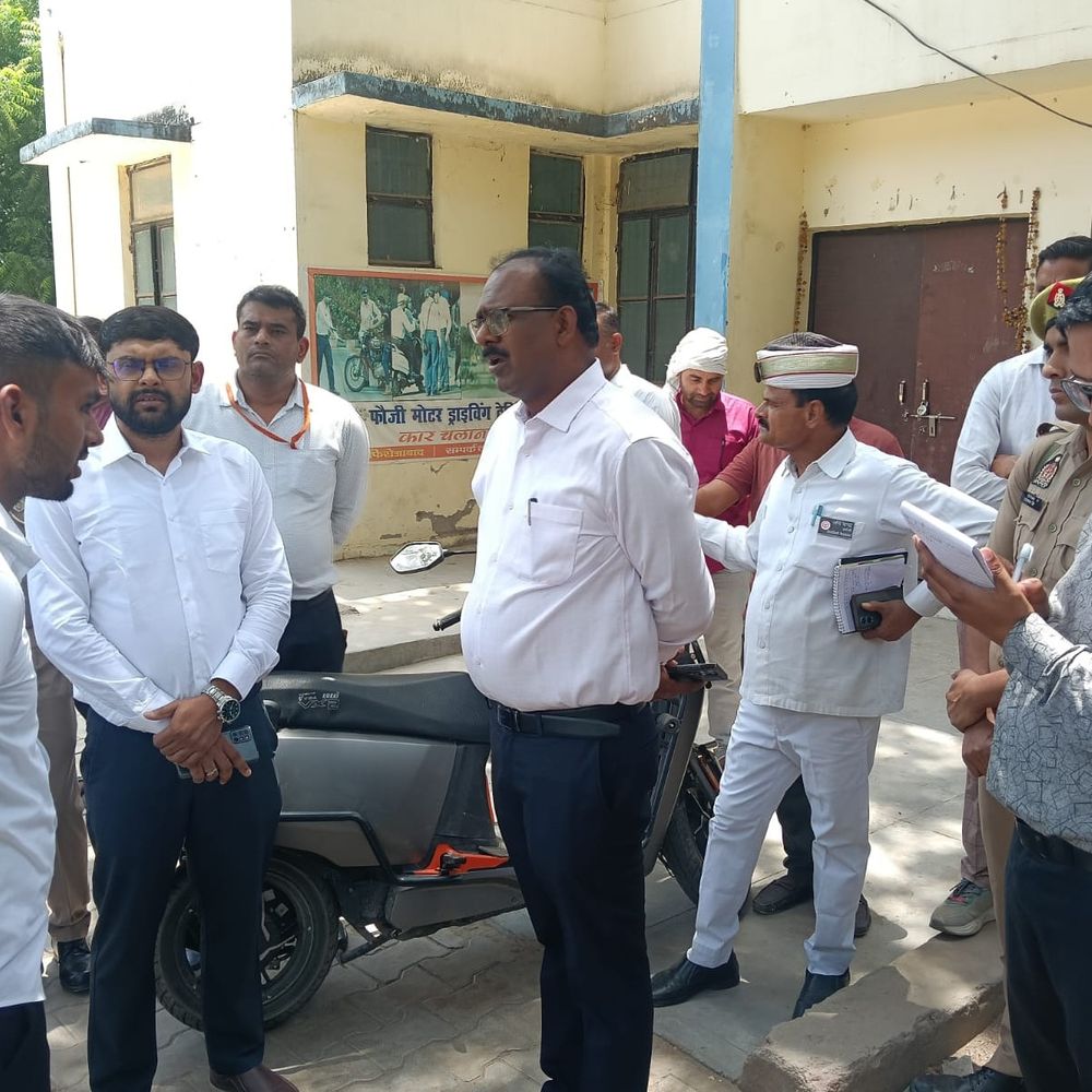 डीएम ने एआरटीओ कार्यालय पर मारा छापा:बोले- दलालों पर सख्ती करें, फरियादियों को न लगाने पड़ें चक्कर