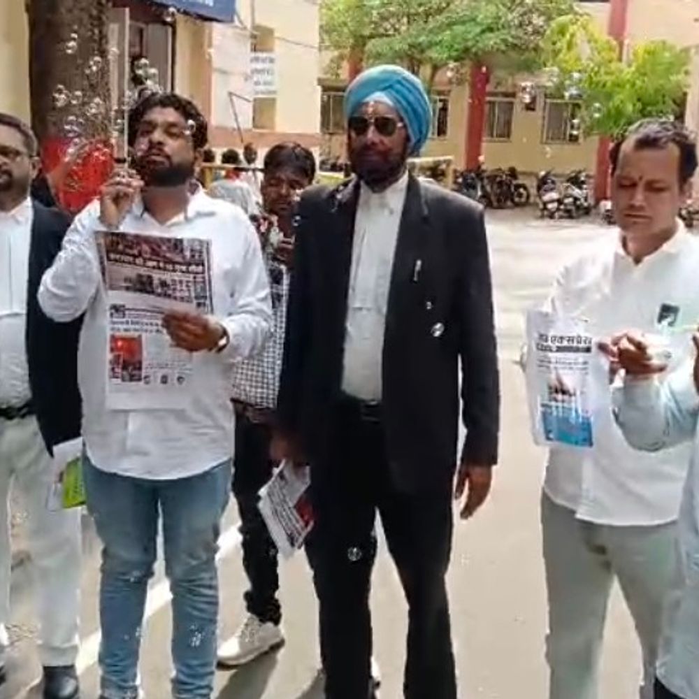 लखनऊ हादसे पर सपा का अनोखा प्रदर्शन:जबलपुर में सुरक्षा व्यवस्था पर उठाए सवाल, प्रशासन को सौंपा ज्ञापन