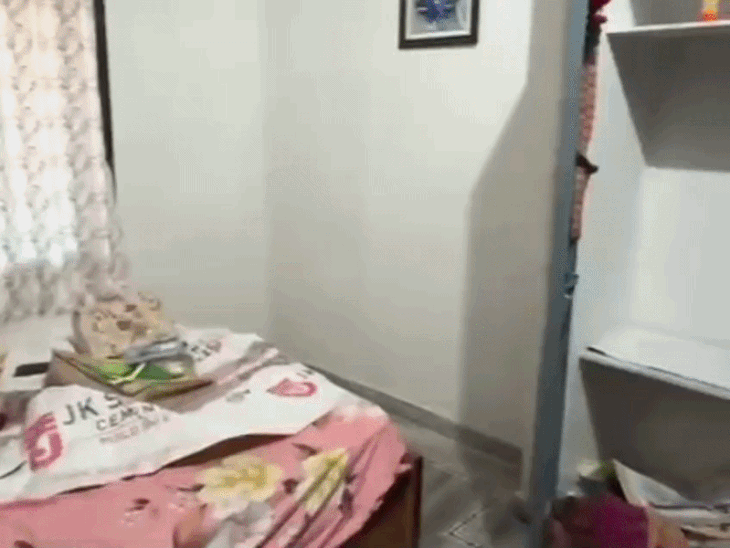 सूने मकान से नकदी समेत लाखों के गहने चोरी:चोरों ने अलमारी के ताले तोड़कर की वारदात, सूरत में रहता है परिवार