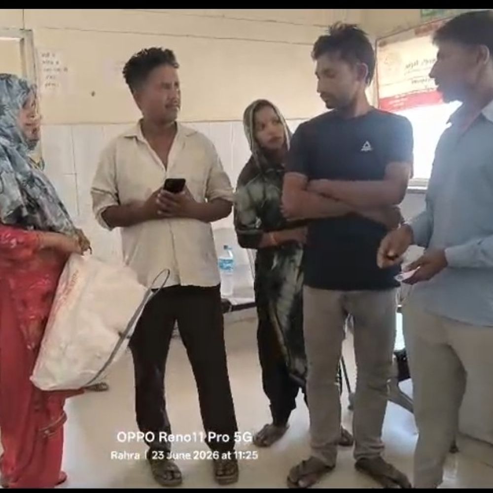 तीन माह का भ्रूण लेकर न्याय की मांग करता पति:अमरोहा पुलिस पर अनदेखी का आरोप, गर्भवती पत्नी से मारपीट का मामला