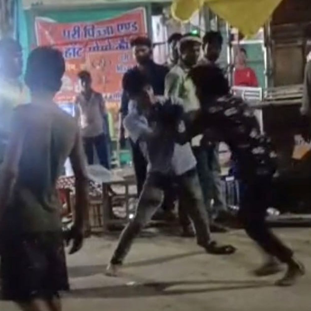 रिक्शा चालक-सवारी के बीच मारपीट का VIDEO:हमीरपुर में किराए विवाद पर हुई चप्पलबाजी, पुलिस ने जांच शुरू की